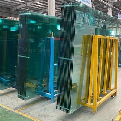 Padel udvari üvegfalak