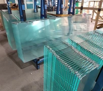 Keret nélküli, alacsony vastartalmú üveg zuhanyajtók